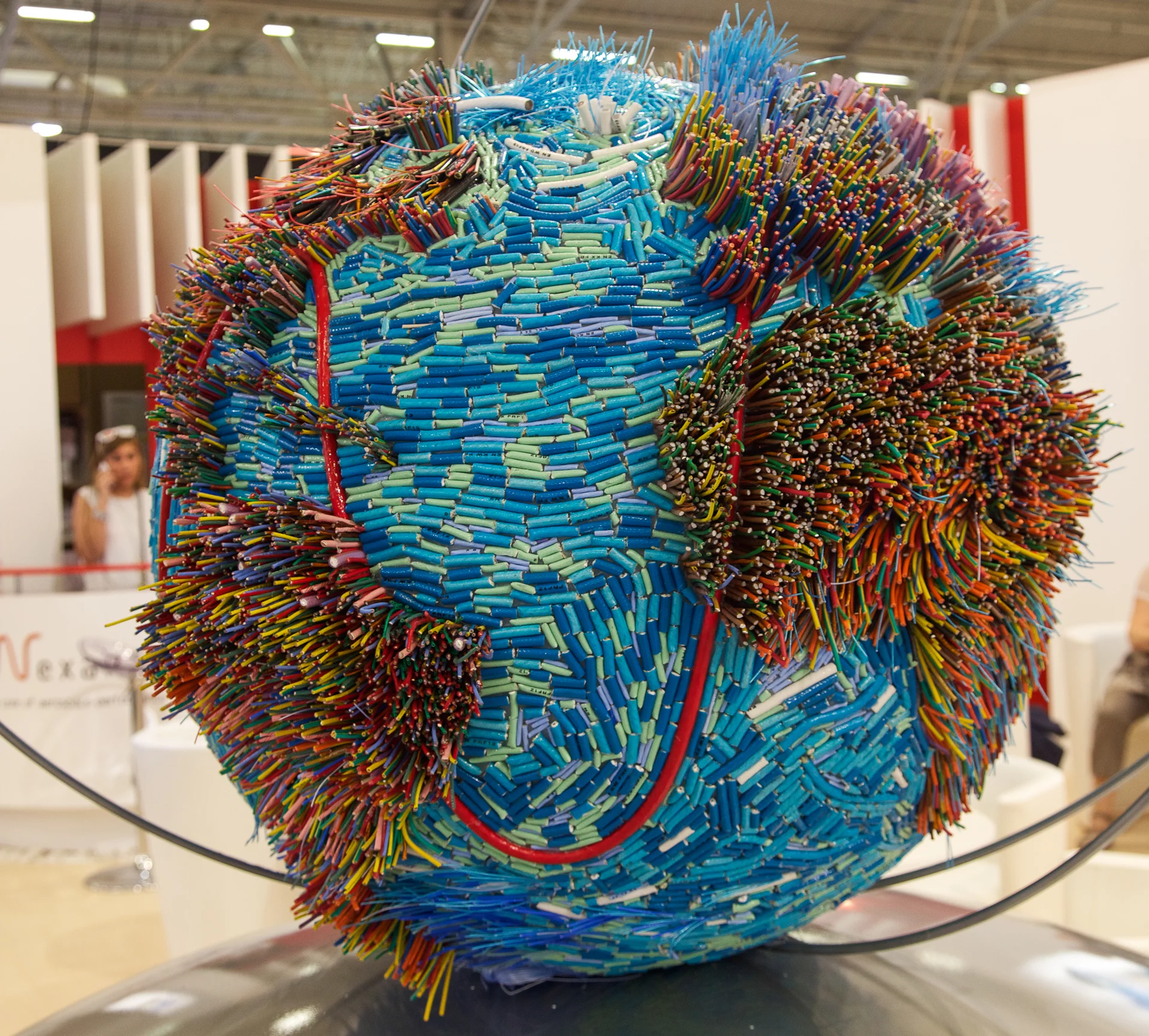 Cabling in a new light (Photo: Noel McKeegan/Gizmag)