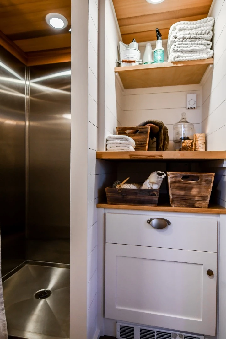 The Urban Payette with Elevator Bed's bathroom