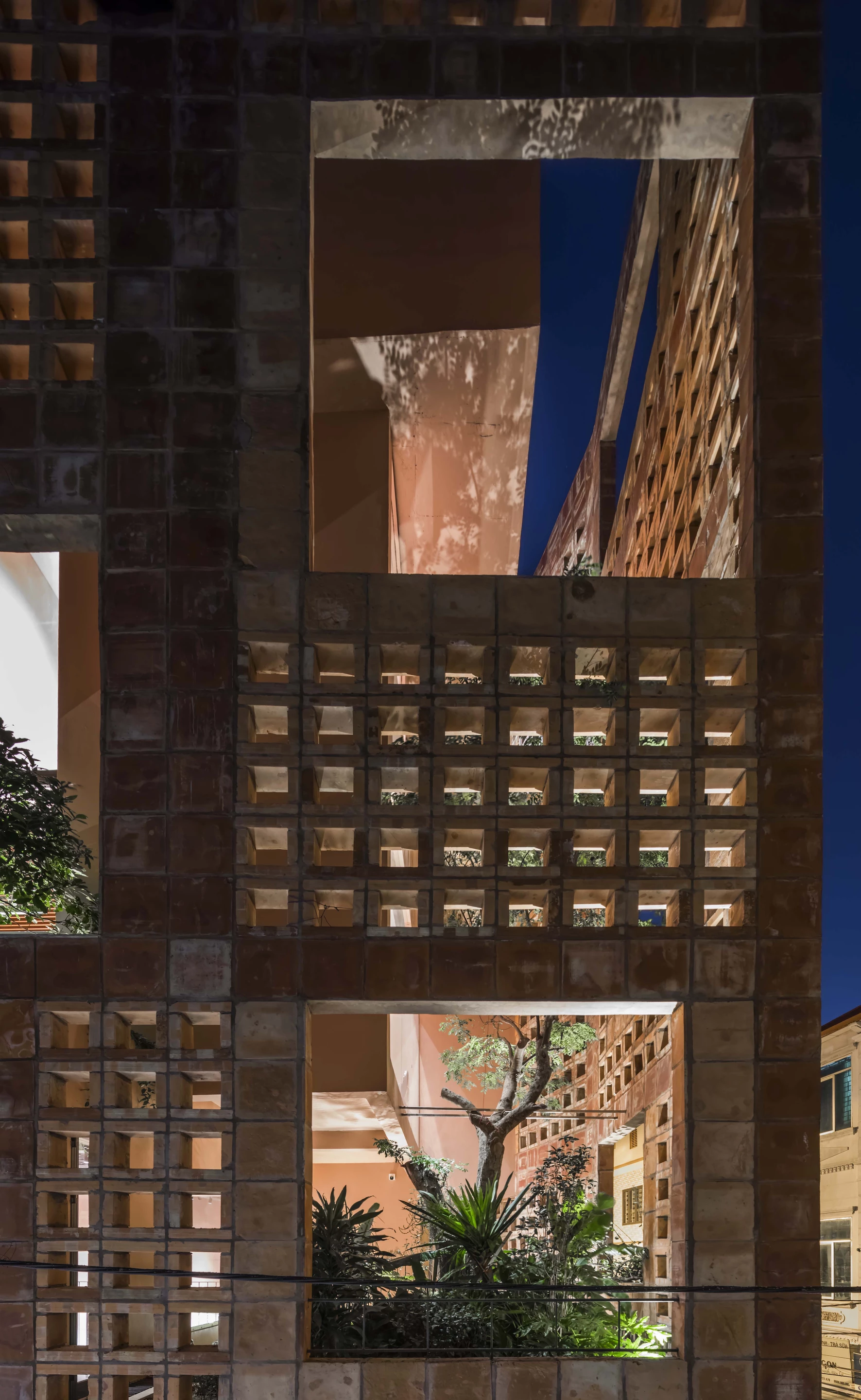 "The uses of artificial air conditioning were unnecessary as the three-layer ventilation system exterior ceramic facade, alternating green spaces and door guarantee that the house is absolutely cool," explains VTN Architects