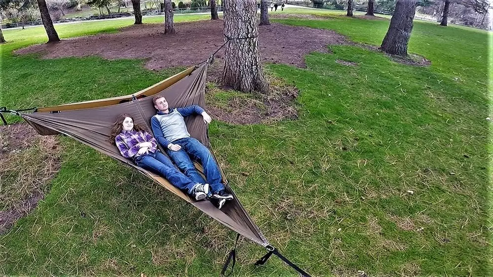With a divider strap, the Treble Hammock 2.0 splits into two bunks for sitting and sleeping