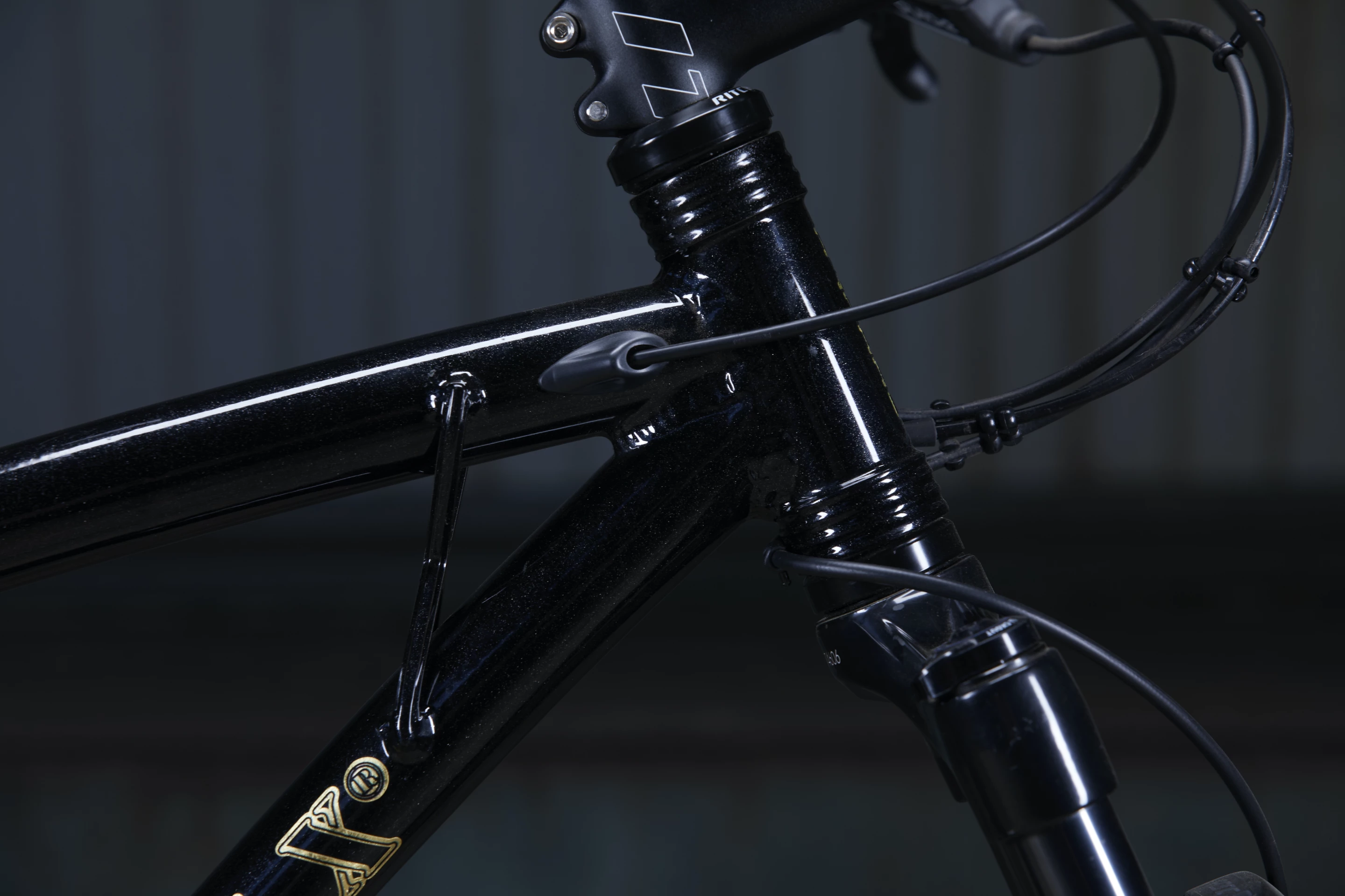 The 57x also features internally routed cables
