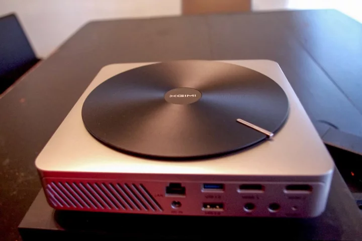 The record-like disc on top of the Z4 Aurora is designed to pick up gesture controls