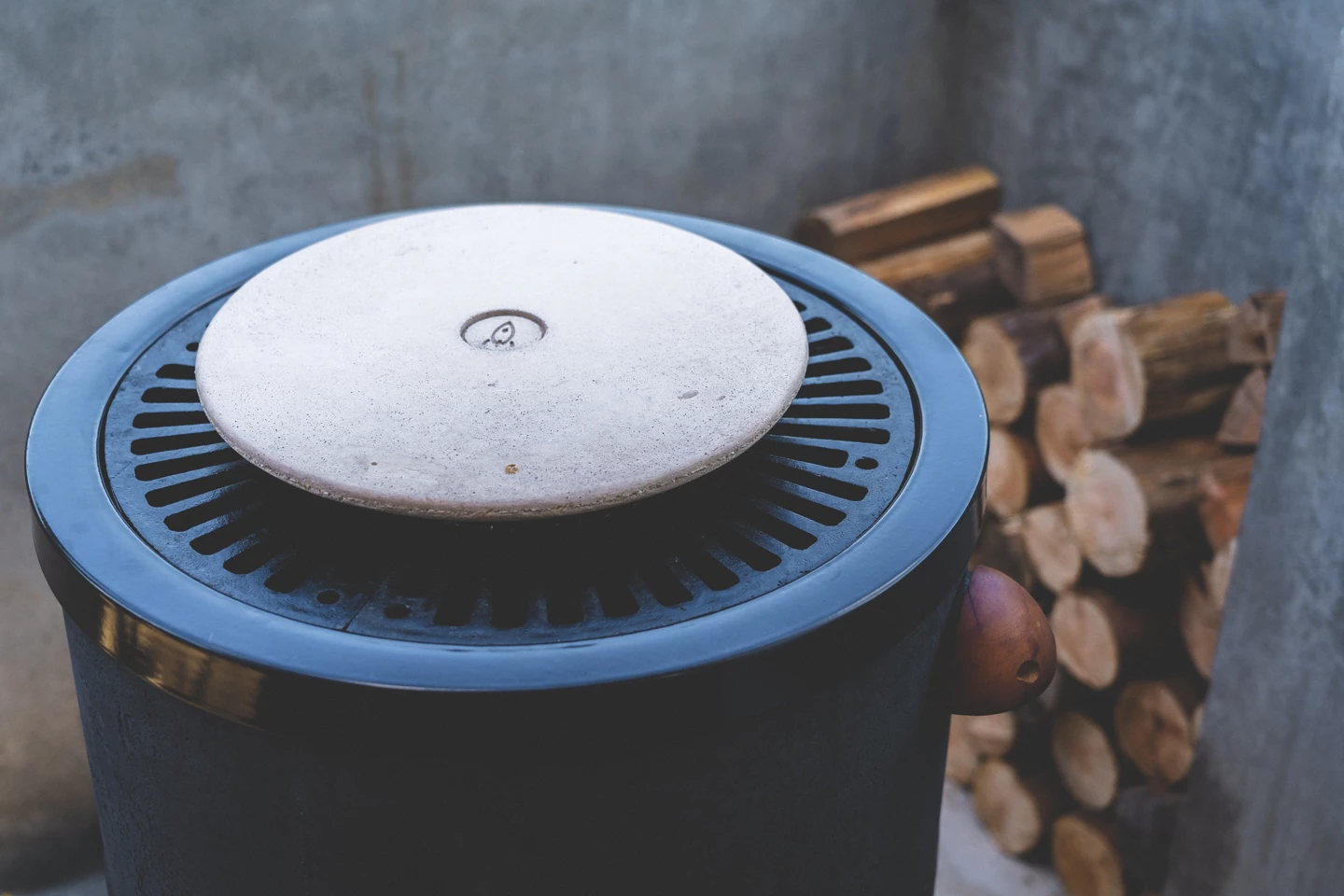 Pizzas can be prepared using a refractory disk with wood burn, or even pita breads using charcoal