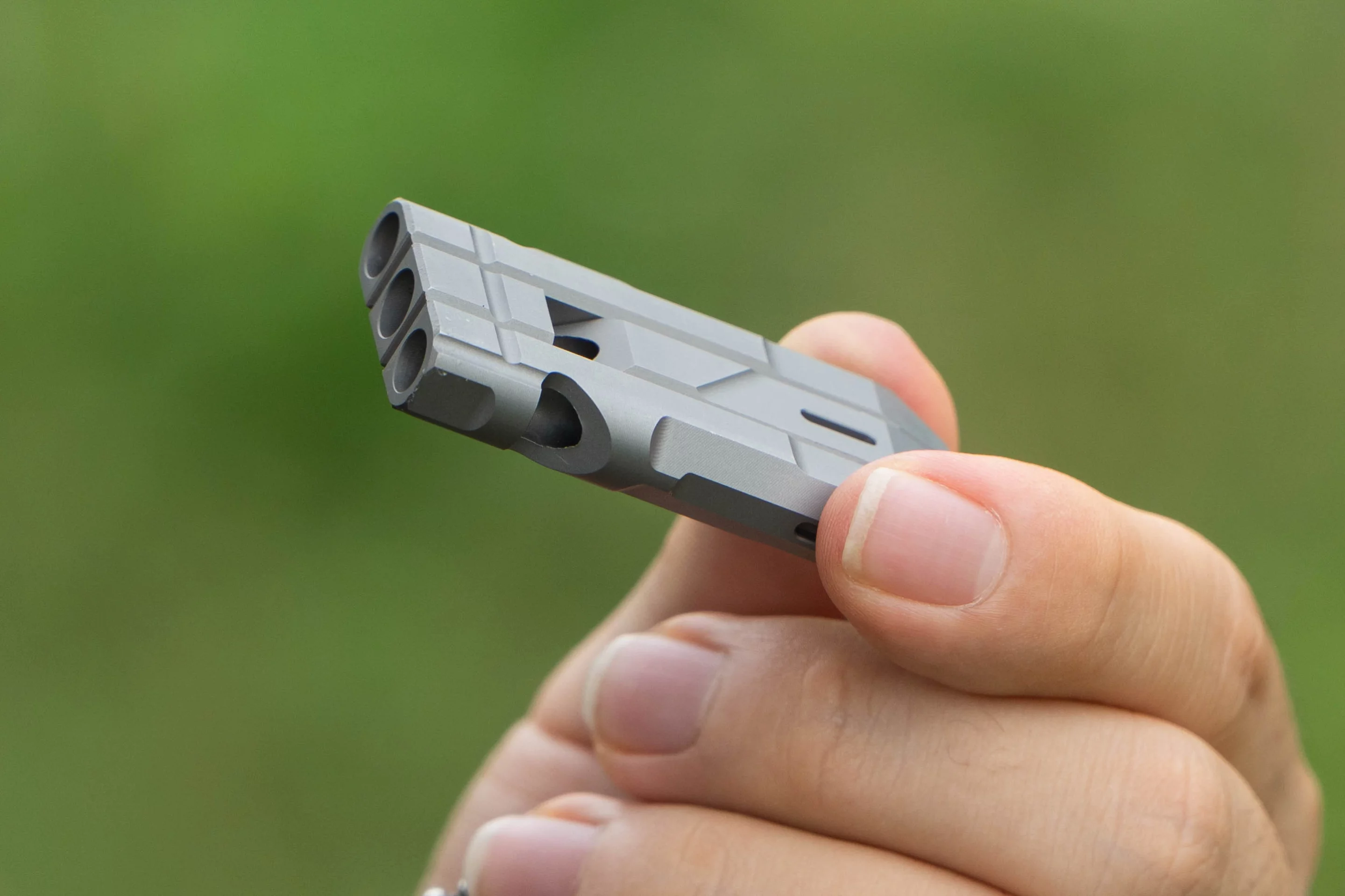 The TriReso weighs 35g in titanium, or 22g in aluminum