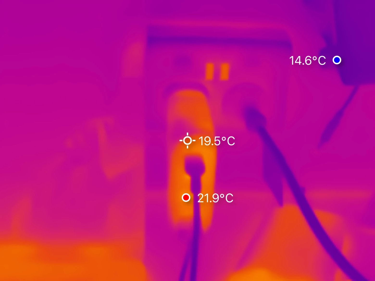 Temperature readings are precise and clear