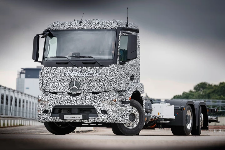 The Urban eTruck is based on a heavy-duty, three-axle short-radius Mercedes-Benz distribution truck