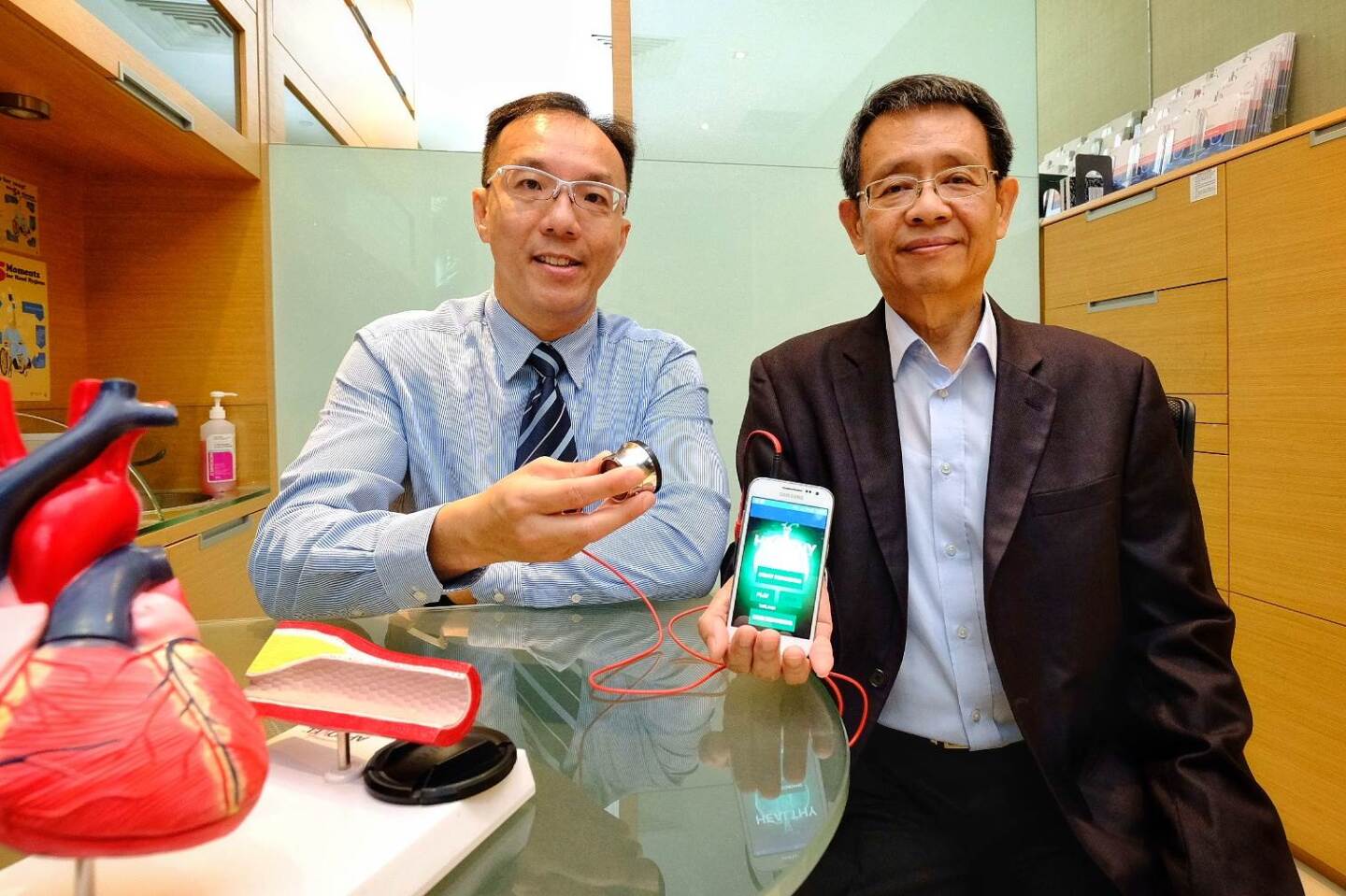 Assoc. Prof. David Foo (left) and Assoc. Prof. Ser Wee jointly developed the device