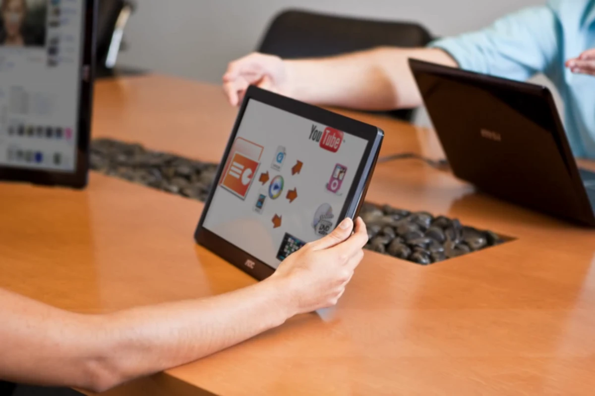 AOC's E1649FWU 15.6 inch USB display