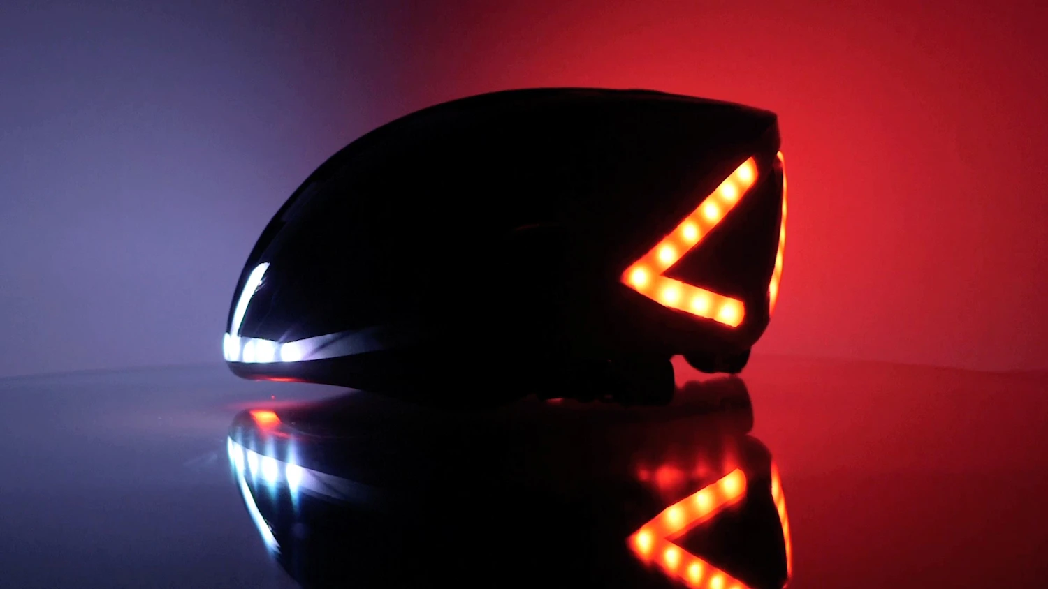 The Lumos helmet includes 28 bright white LEDs that change to yellow when the turn signals are used. At the rear is a set of 22 red LEDs laid-out as a traditional triangle shape