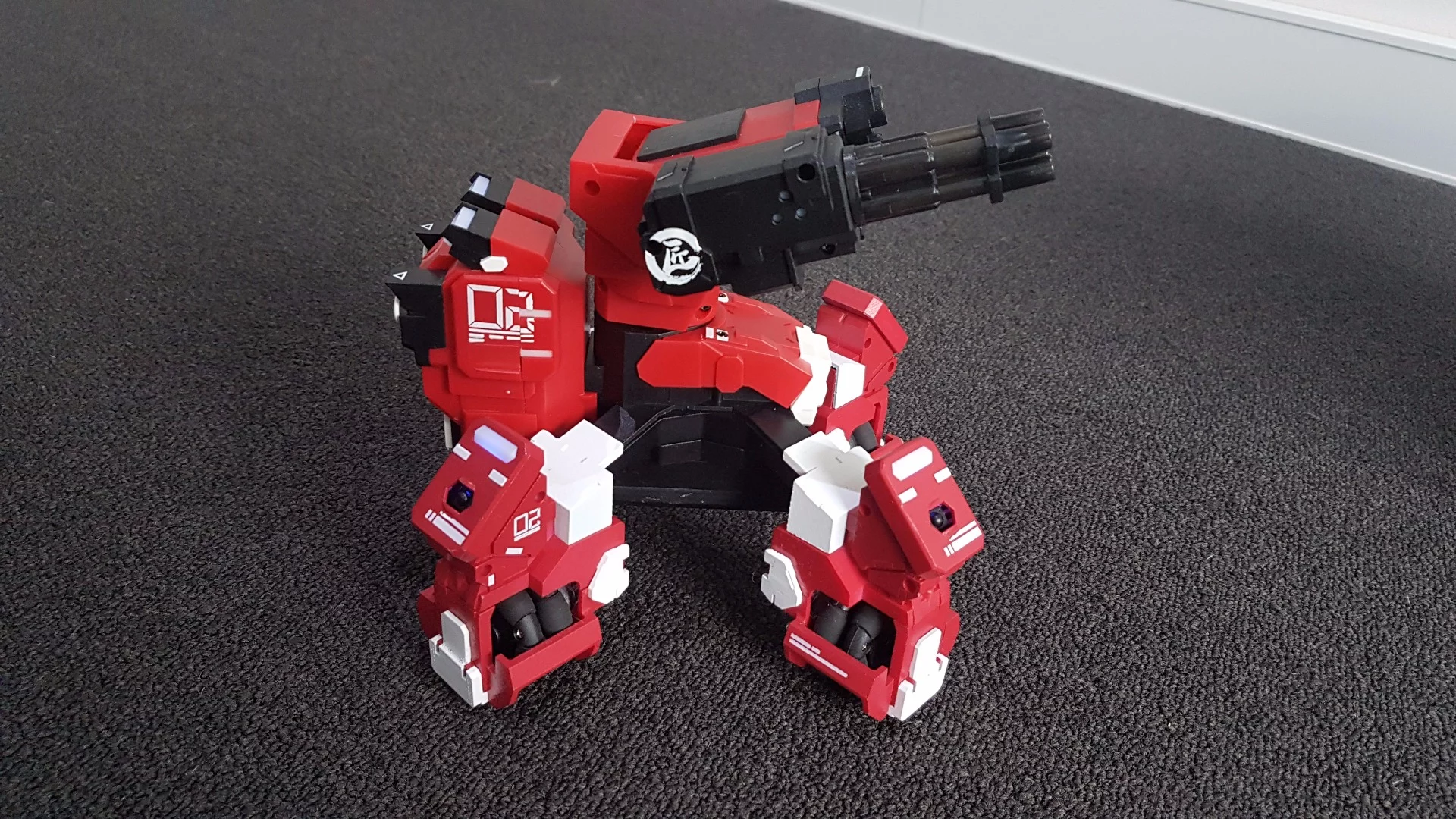 Geio "shoots" by emitting an infrared beam at its enemies, and detects incoming hits through infrared sensors in its four "knees"