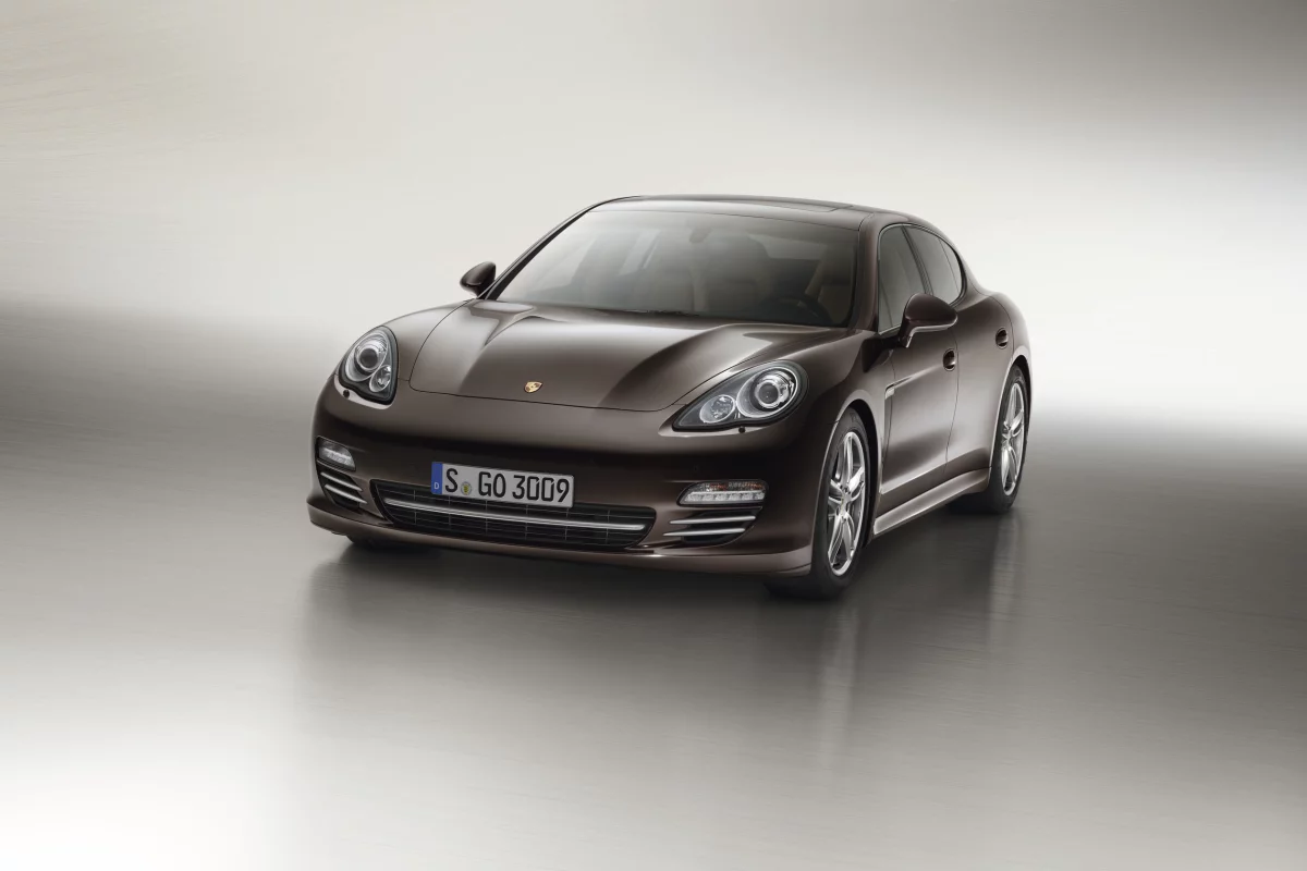 Porsche Panamera Platinum Edition exterior in mahogany metallic