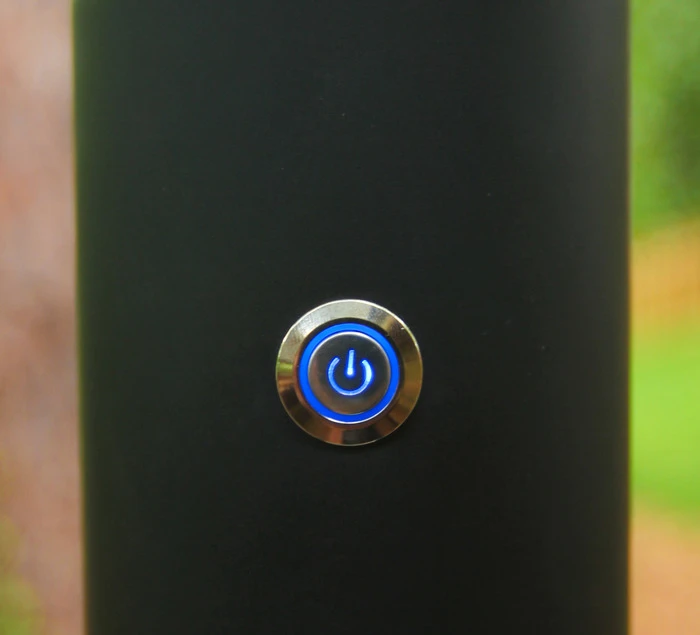 Water is poured into the top compartment at any temperature and is then warmed by a heating plate intersecting the top and the bottom