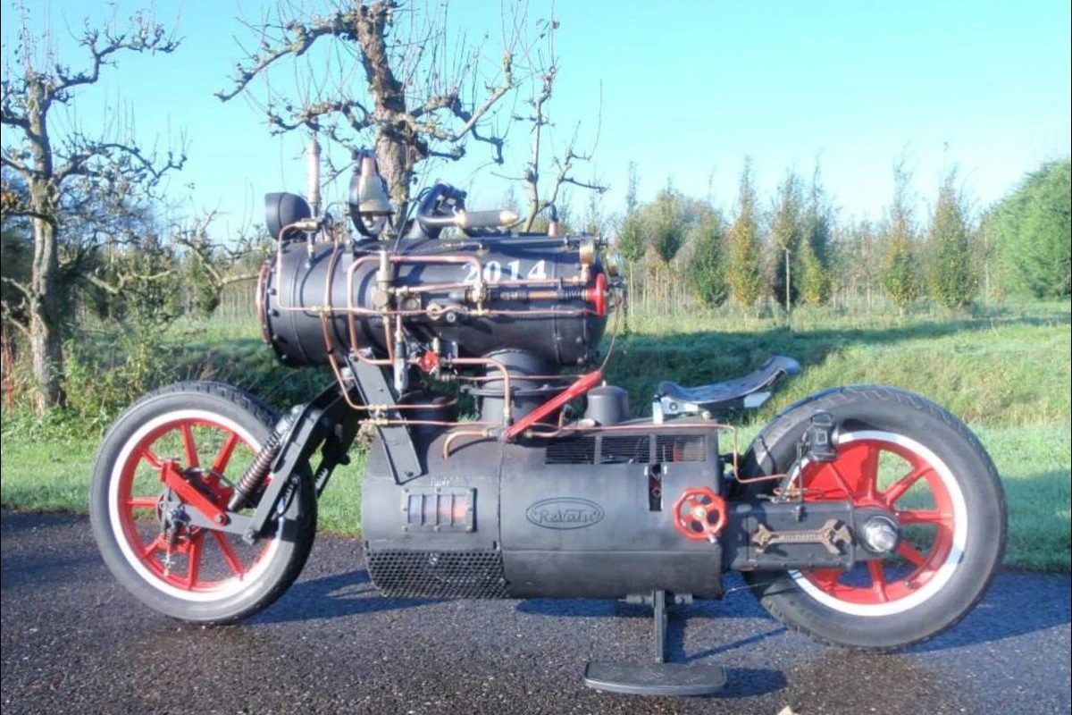 The Black Pearl constructed by Revatu Customs blends a motorbike with a locomotive
