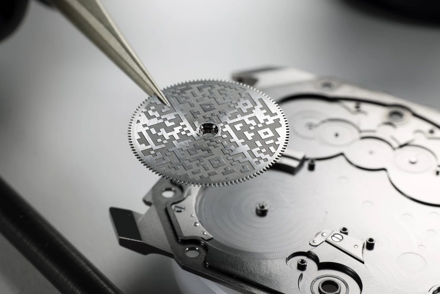 The Octo Finissimo Ultra ratchet wheel with the QR code