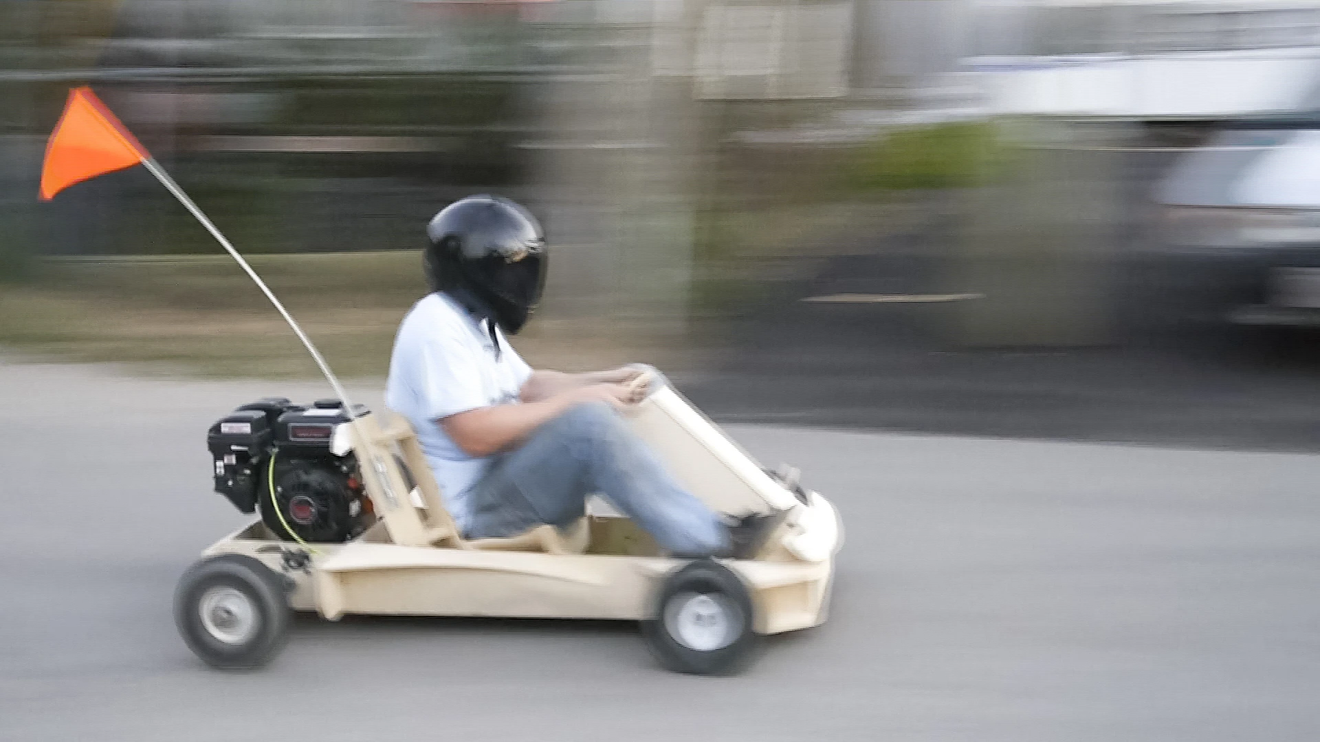 The 4-hp model is significantly faster at 25 mph (40 km/h) compared to 17 mph (27 kmh/h), and can run for 2.5 hours from a single tank of gas