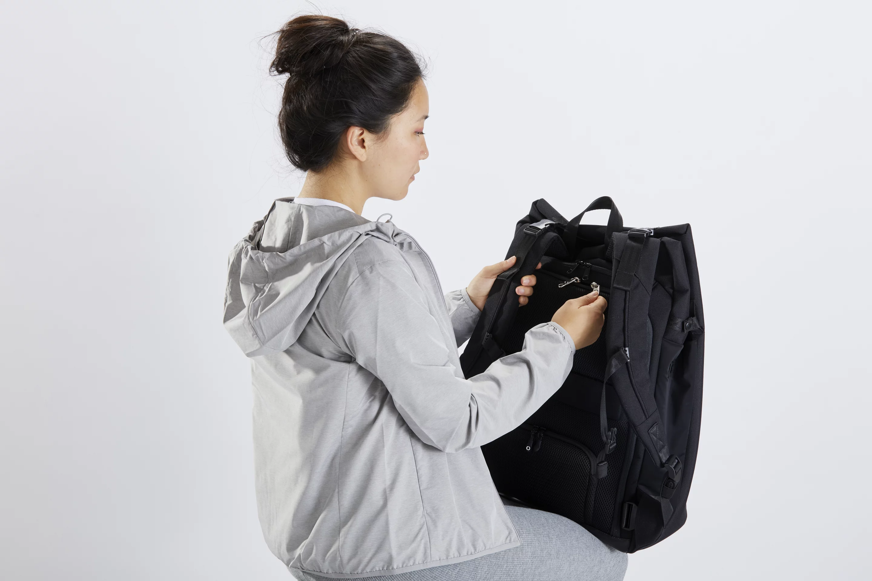 The RiutBag X35 puts all access points to the rear, against the wearer's back, and can be expanded from everyday commute size to carry-on luggage size in seconds