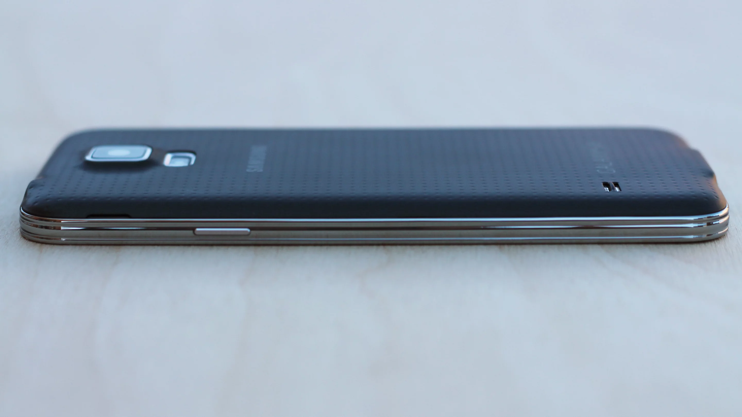 The GS5 has a plastic (faux metal) band that wraps around its edges