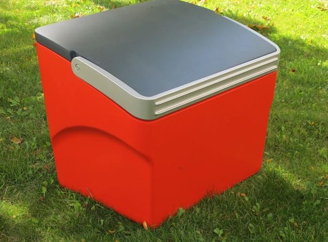 The cooler pops out of the Grillrider body