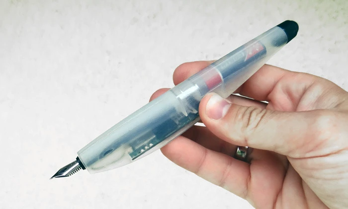 This transparent prototype shows how the embedded Linux system fits snugly into Lernstift