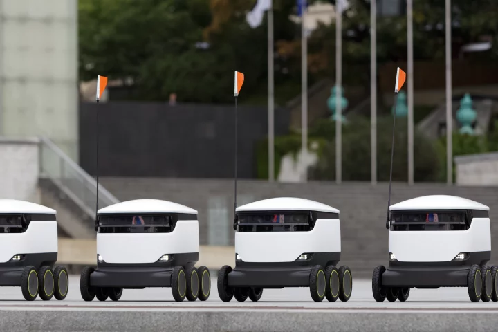Starship's unmanned food delivery robots will carry out deliveries at George Mason University in usually "15 minutes or less"