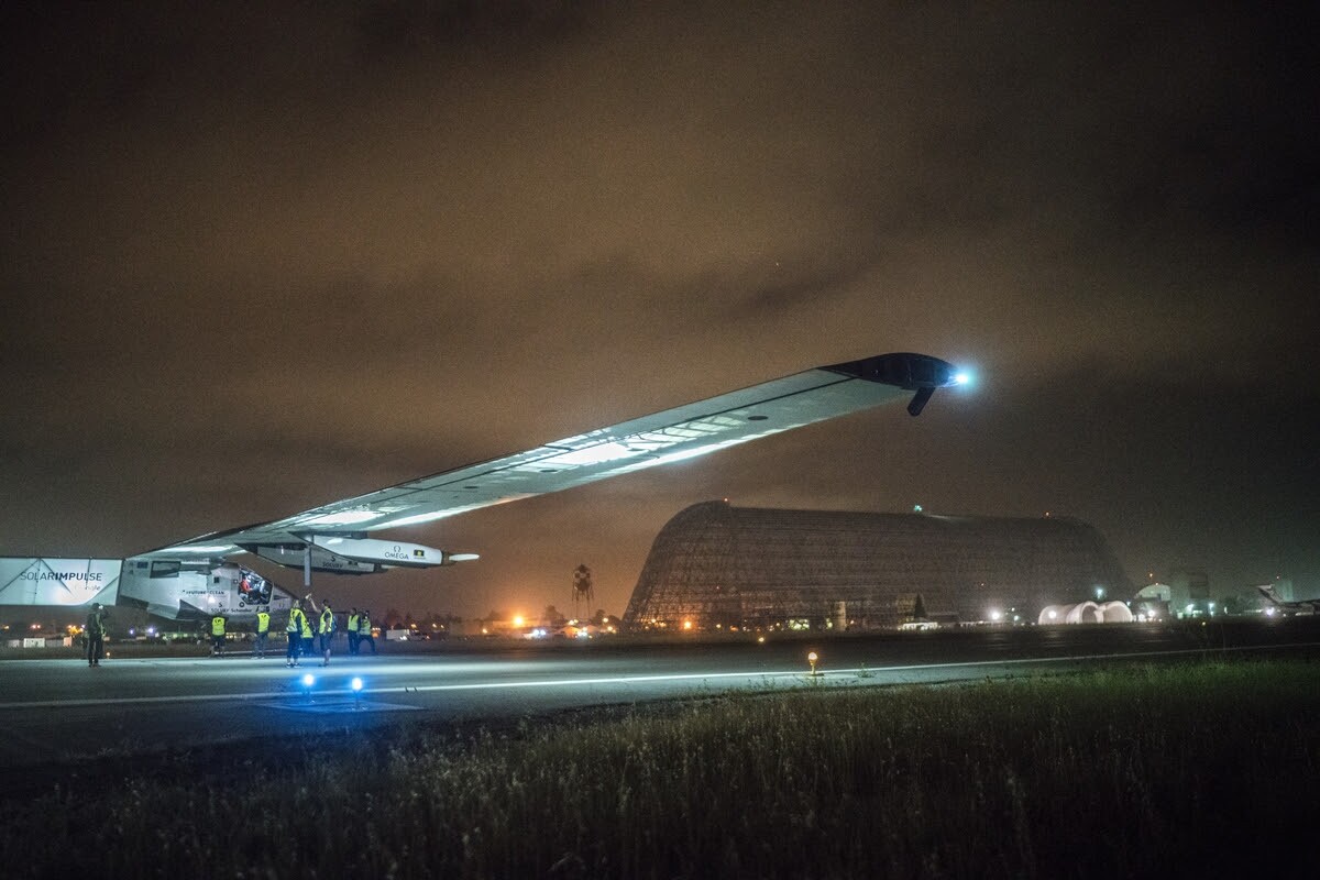 Solar Impulse 2 lines up for take-off from runway 32L at Moffett Airfield