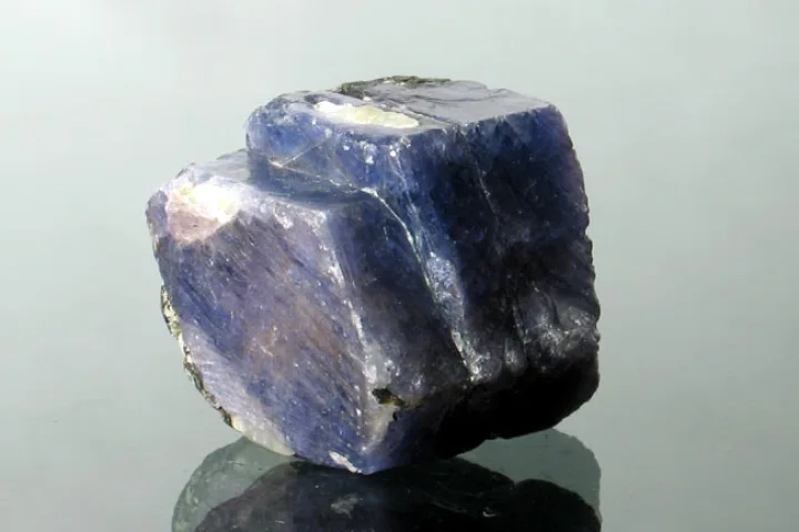A sapphire disk etched in platinum could preserve information for future generations to decipher 10 million years from now (Photo: Kluka)