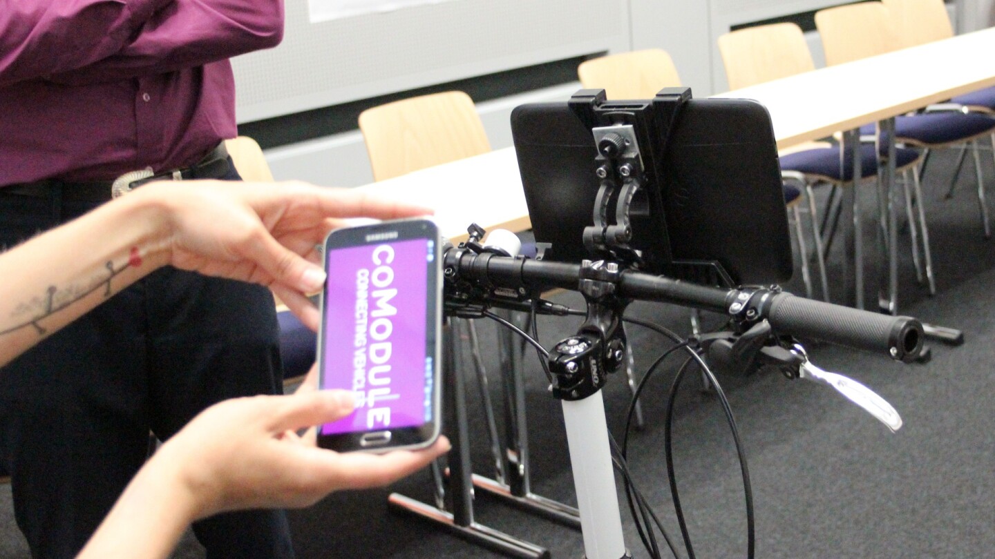 Turning the vehicle is handled by pressing down on a virtual button and tilting the smartphone, as pictured below