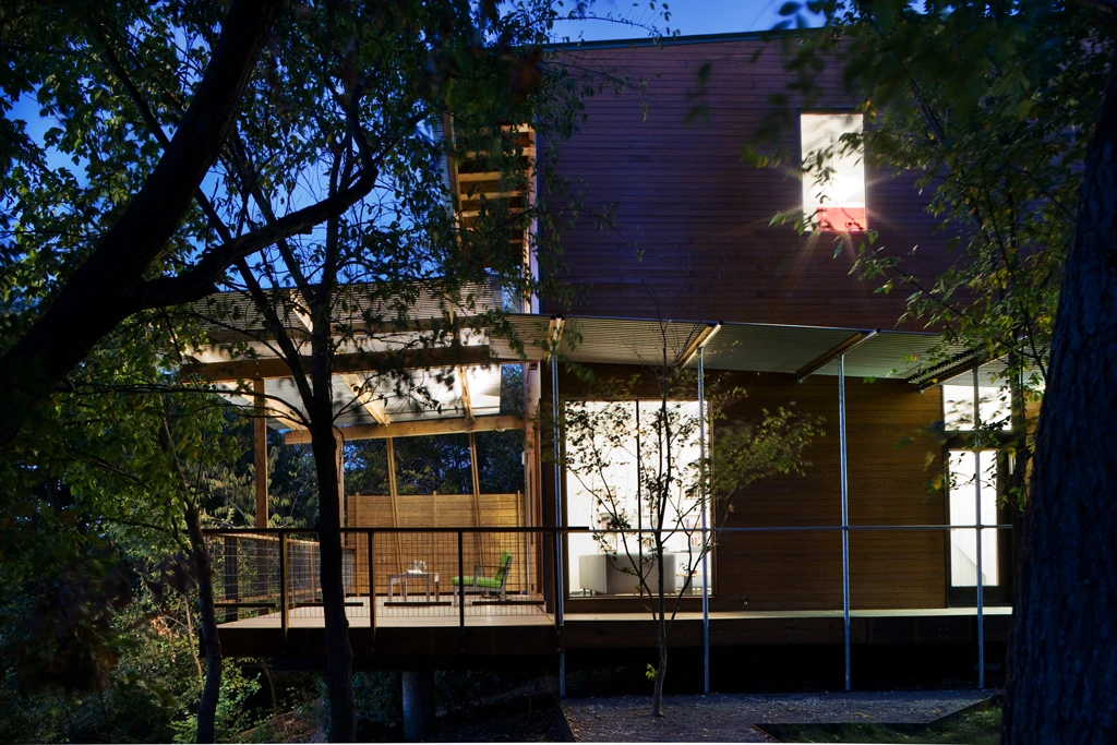 Like a Houseboat is built on steel stilts, enabling it to float atop poor-quality soil once home to a landfill (Photo: Charles Davis Smith)