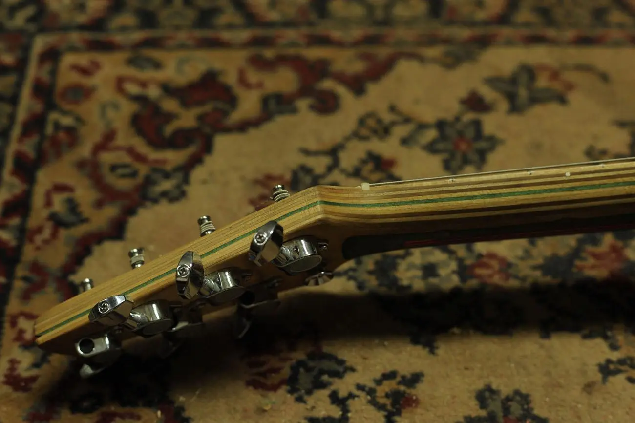 Close up showing the layered maple neck