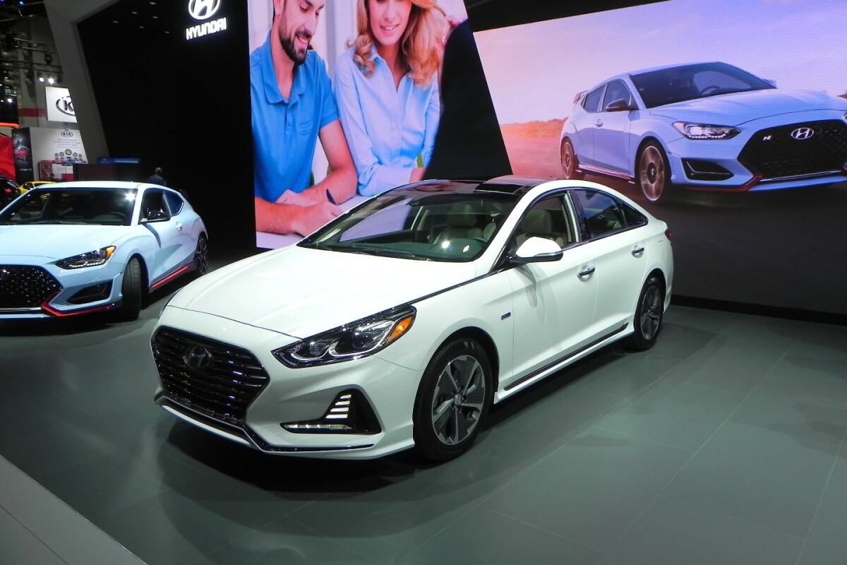 The new exterior look for the electrified Sonata models are more refined, with a less accented grille and more dynamics in the hood lines