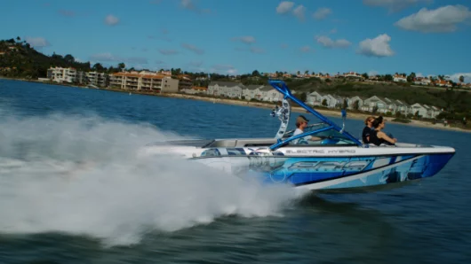 EPIC 23E electric hybrid sports boat