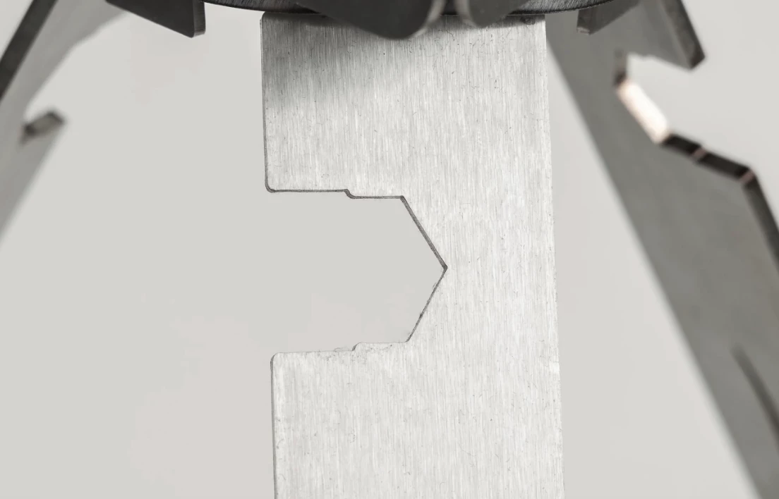 The socket wrench cut into the Tripod leg serves to tighten the regulator hose