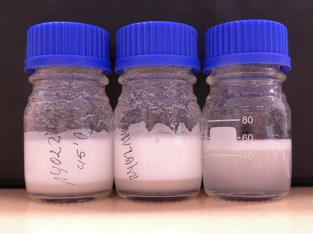 The functionalized polymer powder disperses in water