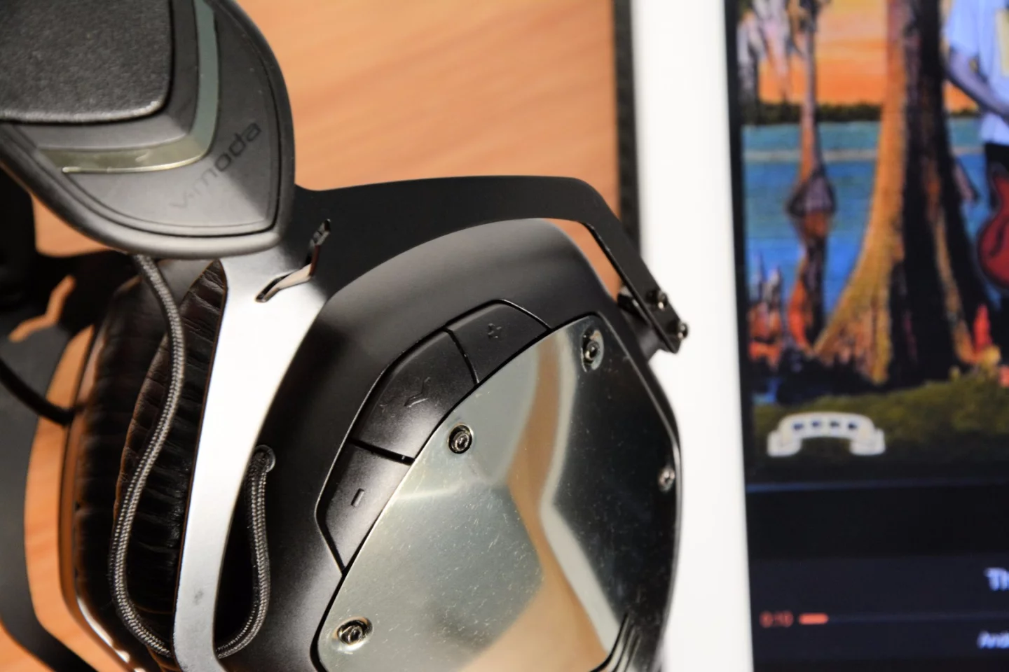 To the top of the right earcup are three buttons: the middle controls playback or is used to take calls, while the other two adjust volume