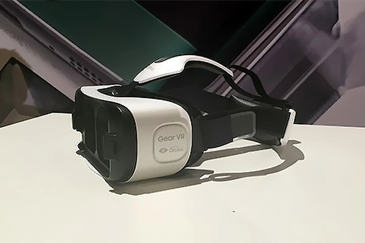 The new Samsung Gear VR, which uses a GS6 or GS6 edge instead of a Note 4