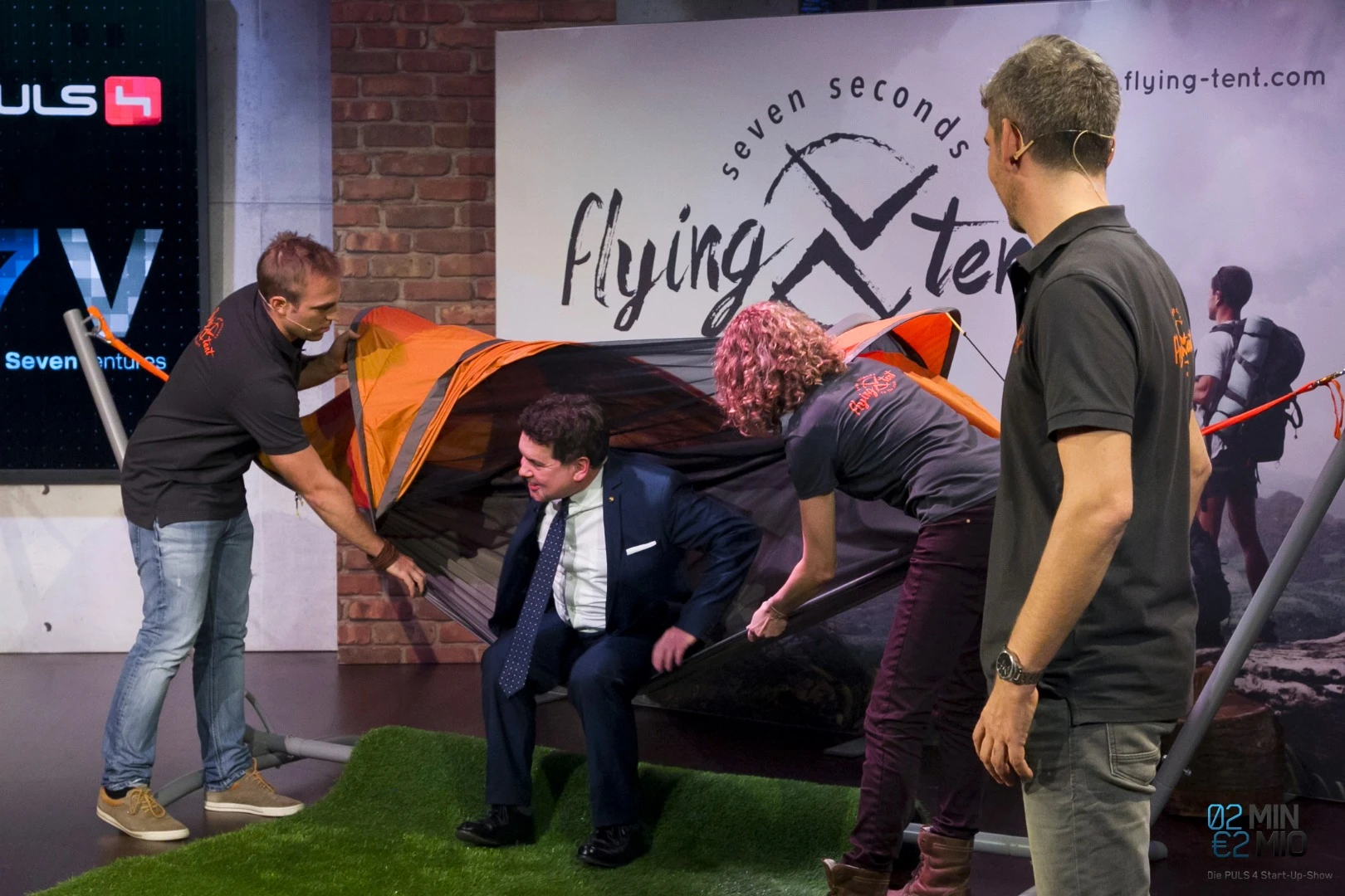 Startraveller brought the Flying Tent on Austrian TV show "2 Minuten 2 Millionen"
