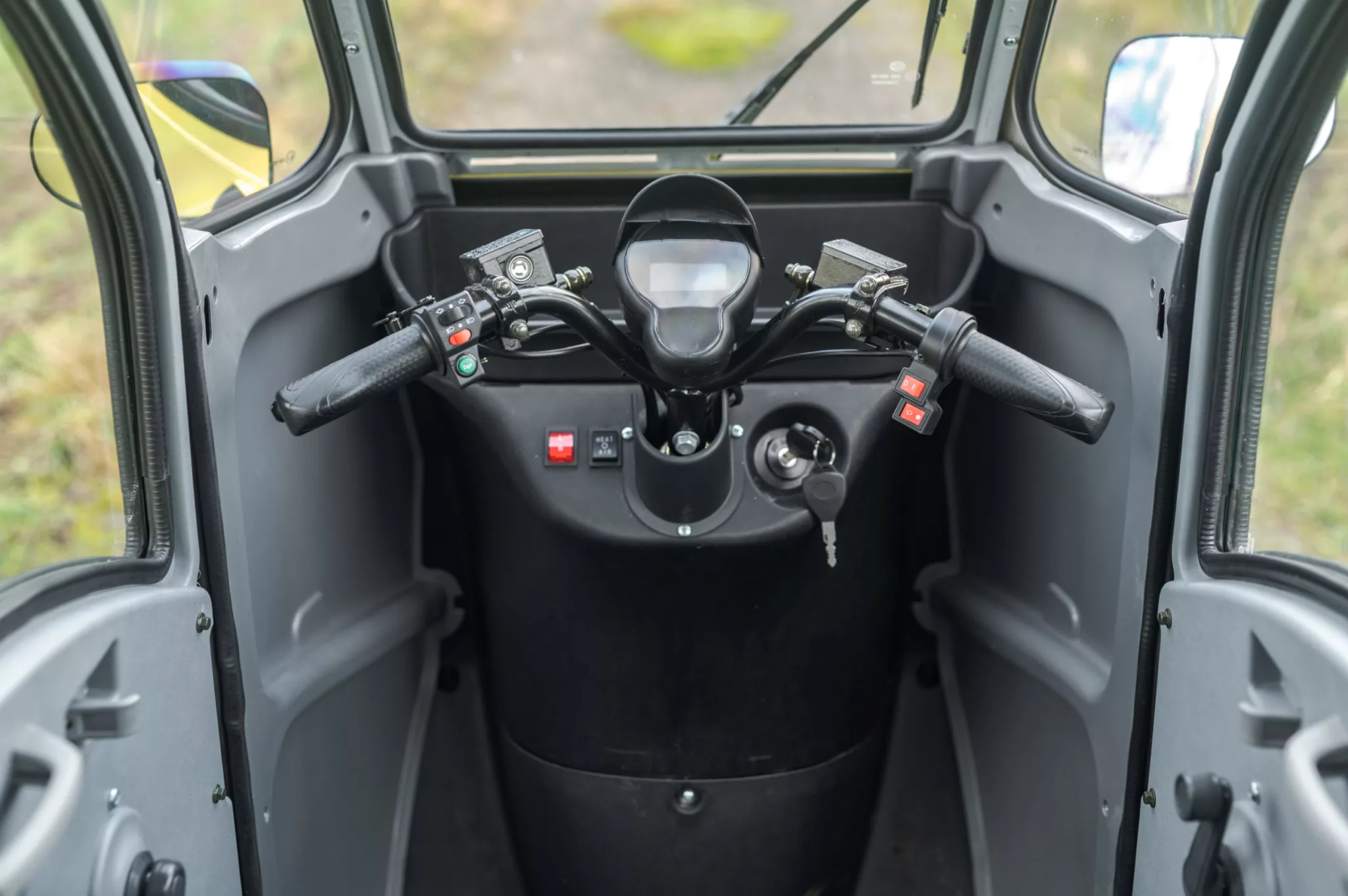 Inside the Elektro Frosch three-wheel car