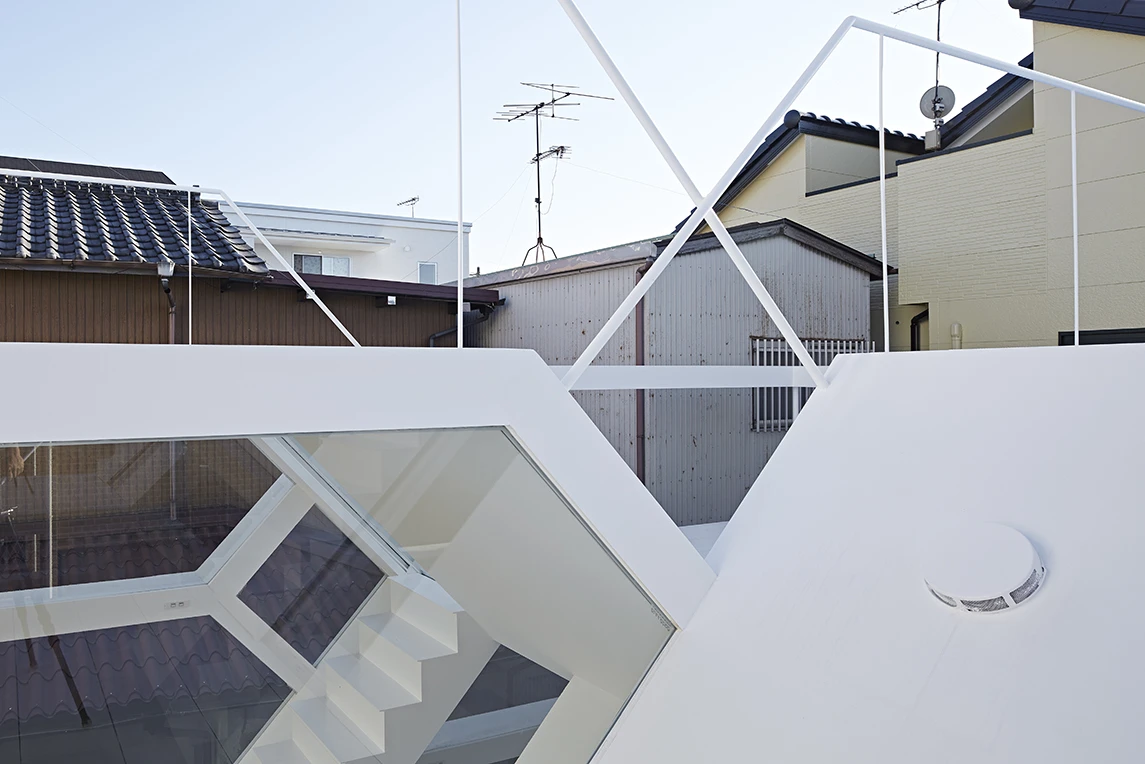 View of the nearby houses (Photo: Koichi Torimura)