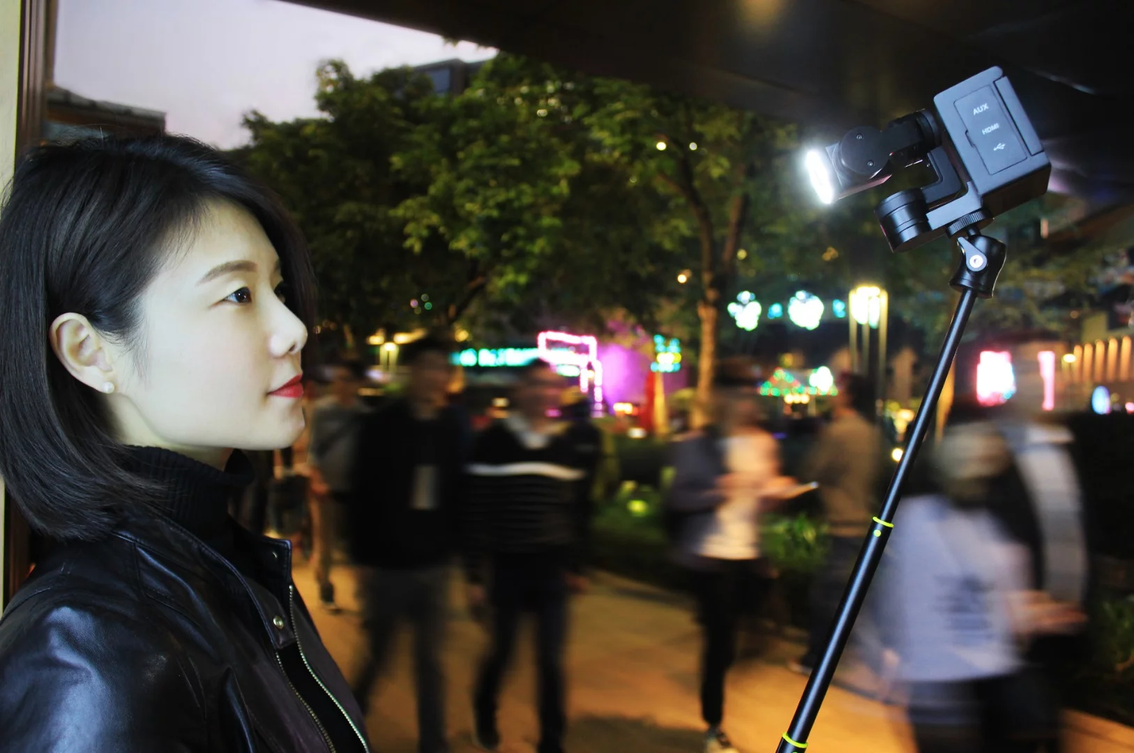 The Idolcam works with optional magnetic lighting attachments