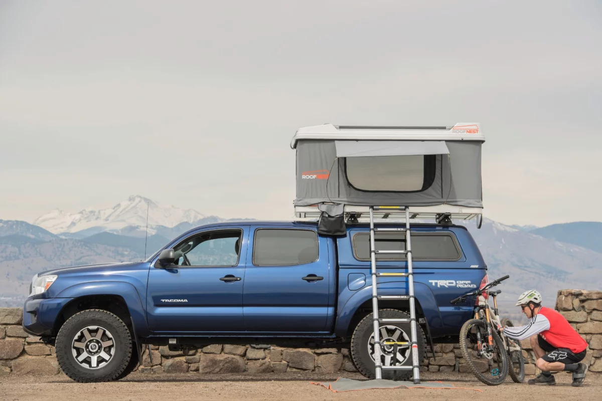 A telescoping ladder and ground mat are included with the Sandpiper