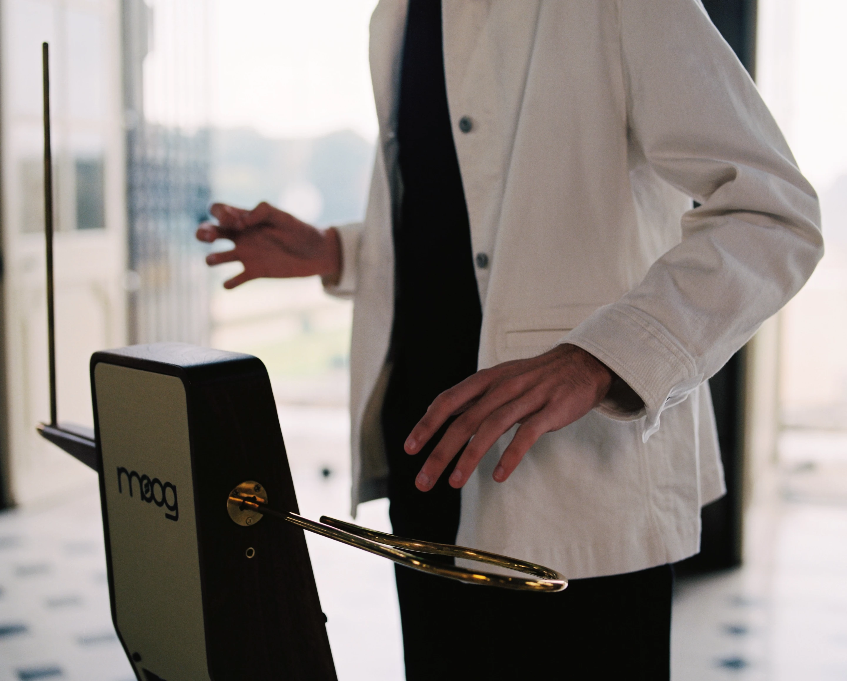 Controlling pitch and volume with the waves of your hands