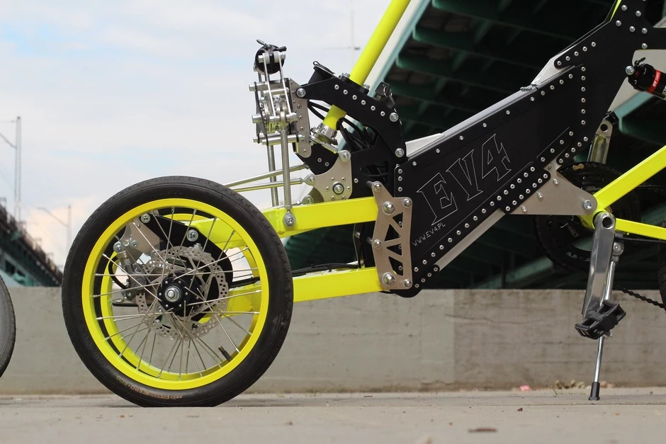 Side view of the mechanical tilting mechanism
