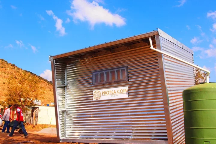 Johannesburg based design studio, Architecture For A Change has recently completed the construction of an off-the-grid prefabricated unit located in the informal settlement of Mamelodi, South-Africa