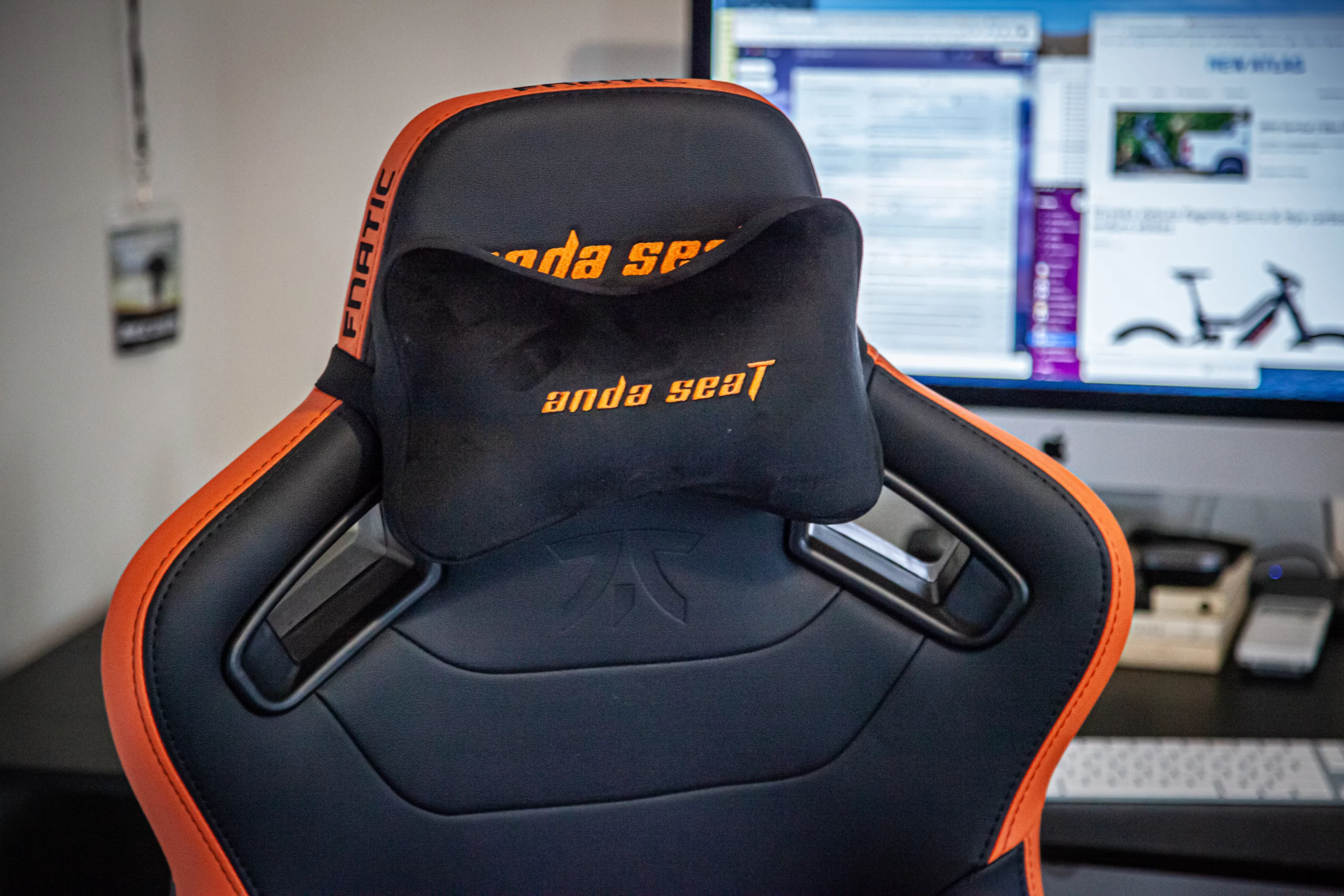 Removable memory foam head/neck pillow is too thick for me, but it's removable