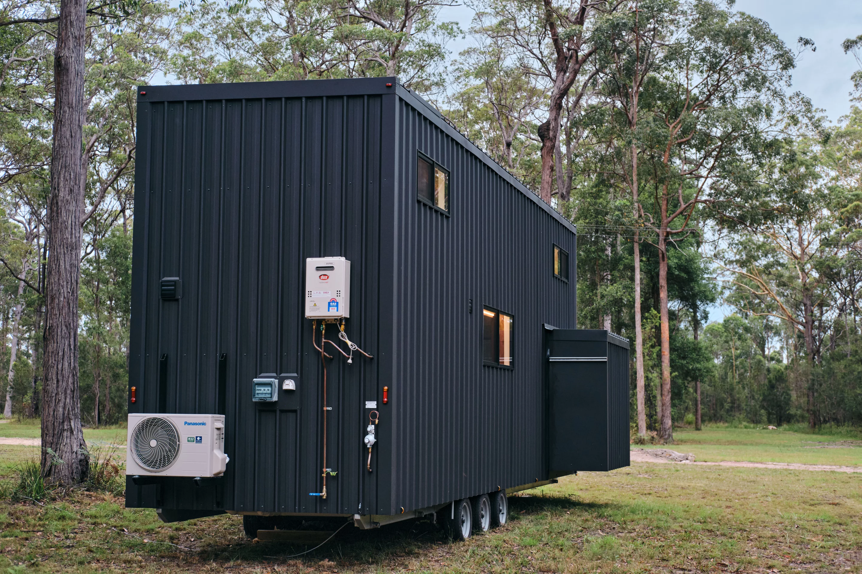 The Grand Sojourner Layout 3 is based on a triple-axle trailer and measures 9 m (30 ft) in length