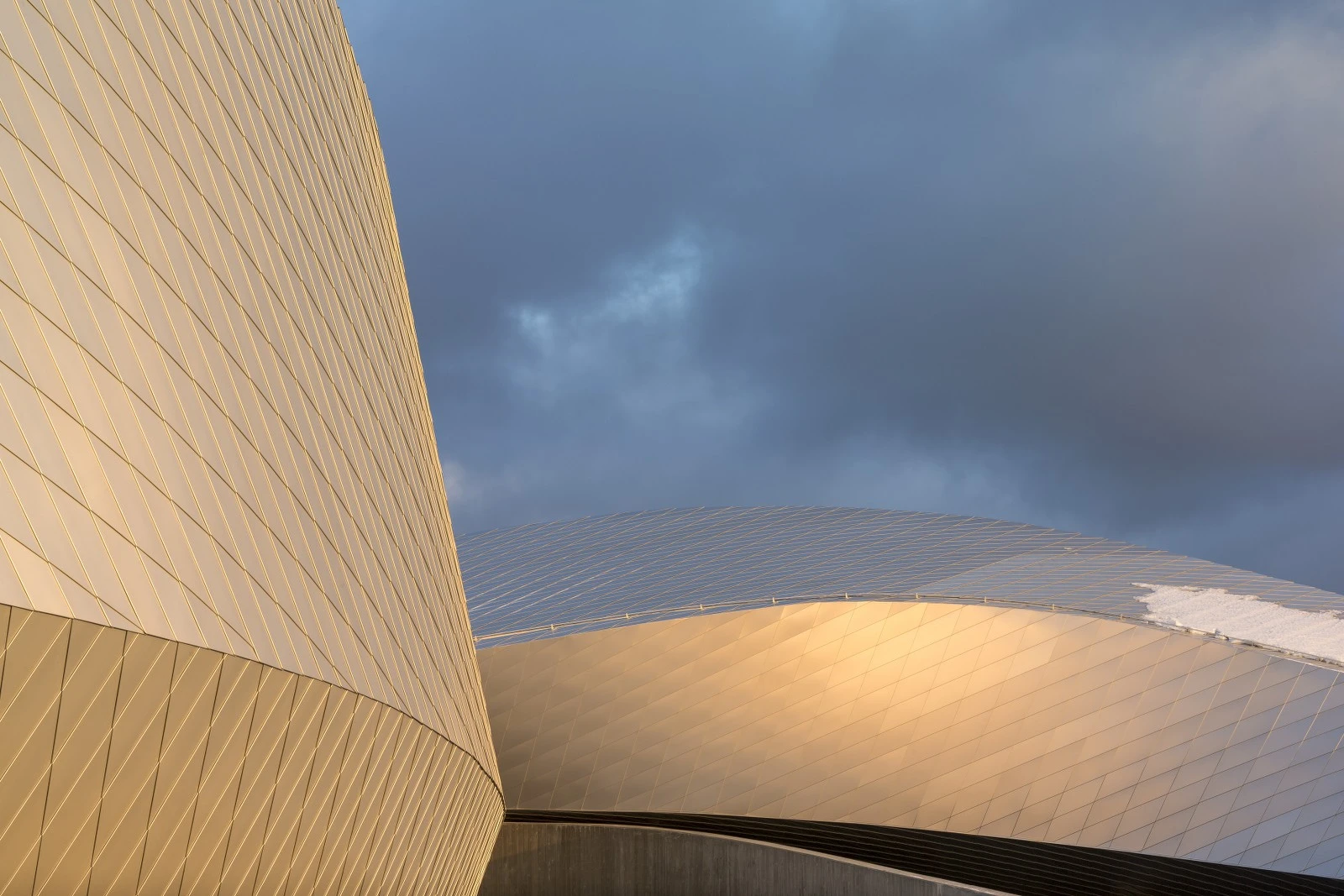 The exterior shingles add a water effect to the building by reflecting the color and movement of the sky above
