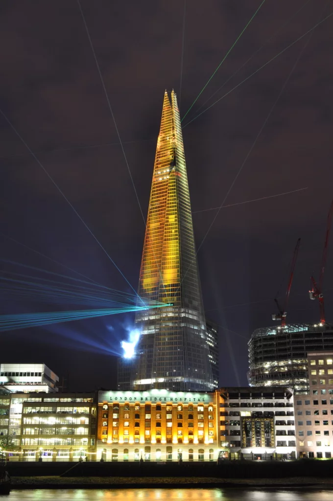 The tower's 95 floors were lit up with color-changing lighting, and 30 search lights flared outwards and upwards from surrounding buildings (Photo: Lapatia)