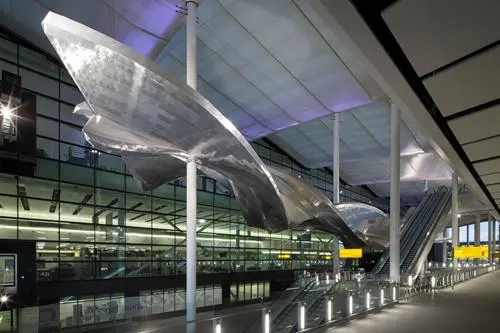 "Slipstream" by artist Richard Wilson measures 78 meters (256 ft) long and weighs 77 metric tons (85 tons) (Photo: Heathrow Airports Limited)