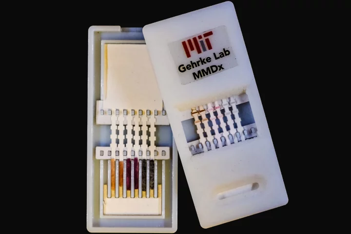 The MIT testing device could supply a result in around 10 minutes via a color coding system (Photo: Jose Gomez-Marquez, Helena de Puig, Chun-Wan Yen)