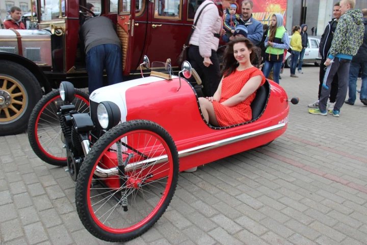 Ekomobil's pedal/electric Morgan replica on the streets of Minsk